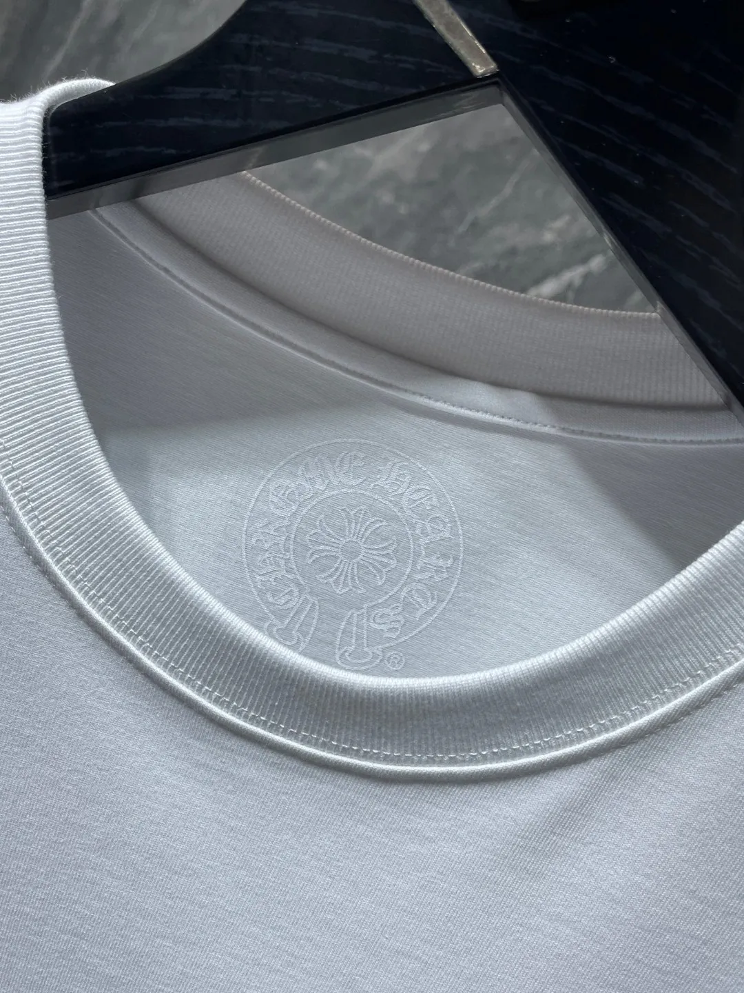 P140 New Chrome Hearts 25ss for summer. High gram weight, environmentally friendly and high-quality top fabric. 260g~270g. Chrome classic scroll letter color cross group flower arm short sleeves. Imported environmentally friendly glue printing and dyeing. Counter synchronization. Re-engraved version 1:1. Recommended color: black white. Size: S, M, L, XL.